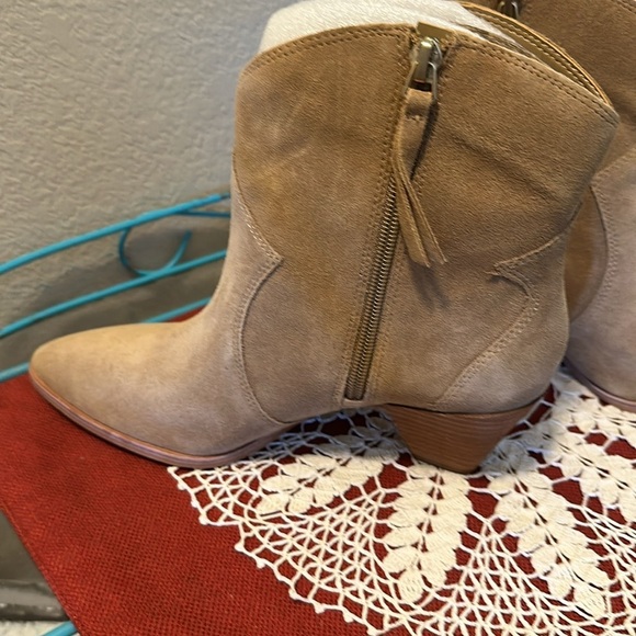 Nwt Vince Camuto bootie. Size 6.5. Suede. Heel 2.5” - Picture 3 of 8